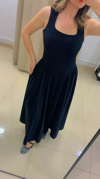 Kare Yaka Siyah Elbise